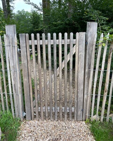 portail simple Elégant en chêne et châtaignier avec clôture ganivelle