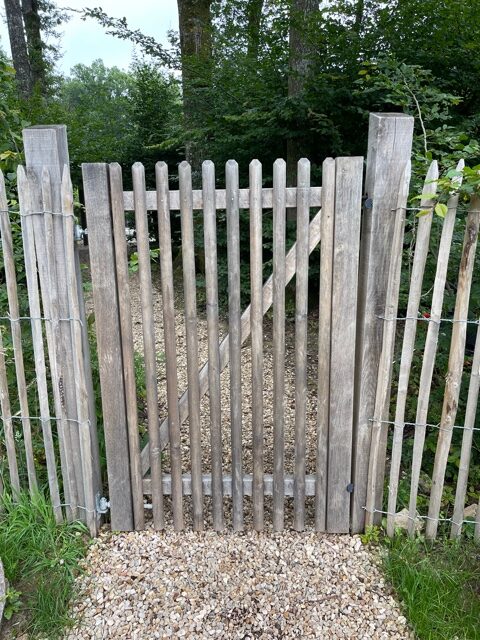 portail simple Elégant en chêne et châtaignier avec clôture ganivelle