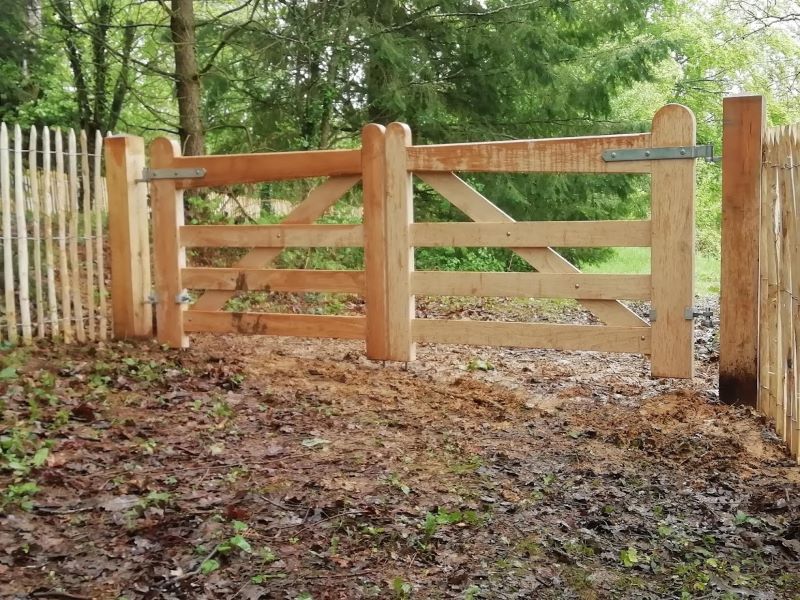 Robustes Doppeltor + Staketenzaun